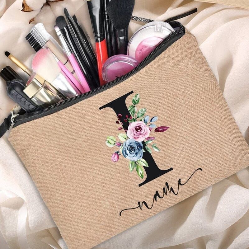 organisateur de maquillage avec initiale et décoration florale